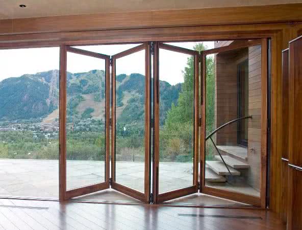 Двери гармошка из дерева и стекла