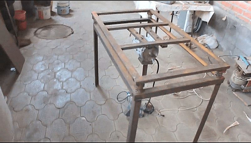 Вибрационный стол для уплотнения бетона в формах