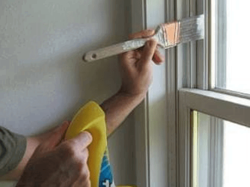 Процесс окрашивания деревянного окна
