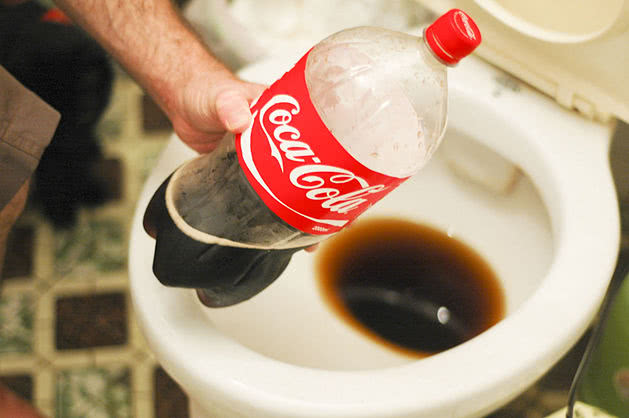 Кока кола для чистки унитаза