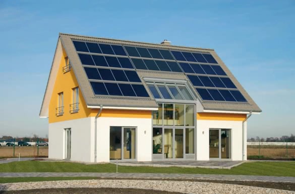 Солнечные батареи на крыше жилого дома