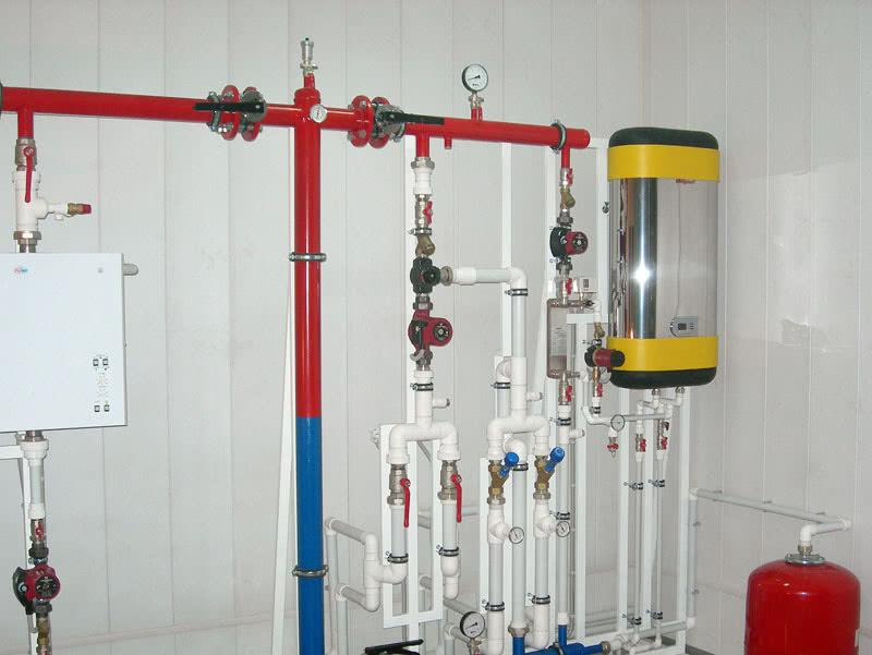 Система водоснабжения с накопительным баком