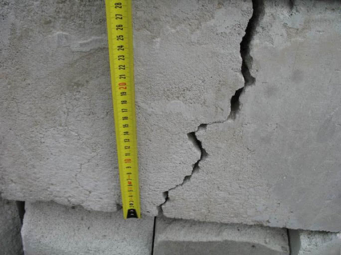 Трещины в газобетонных стенах. Газосиликатный блок d500 трещины в стене. Температурно-усадочные трещины в бетоне. Трещины в пеноблоке. Трещины в доме из пеноблока.