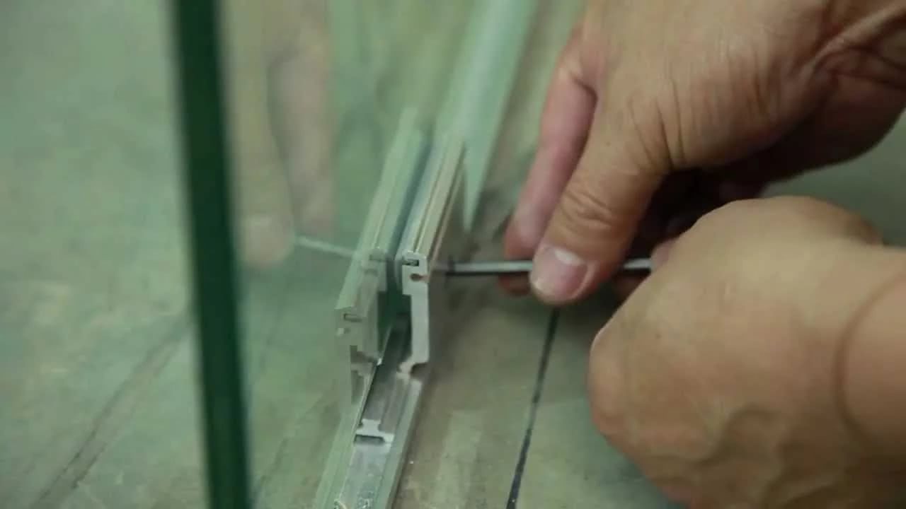 Настройка нижнего фиксатора двери стеклянной перегородки
