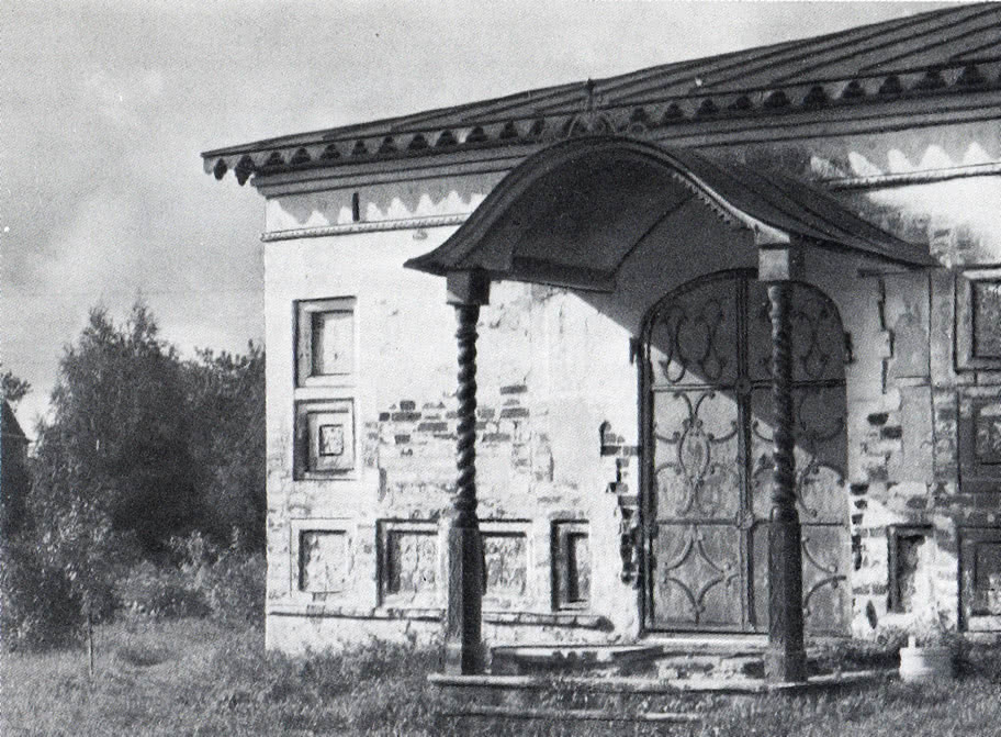 Фрагмент южного входа Спасо-Преображенской церкви. Дверь украшена кованым металлом