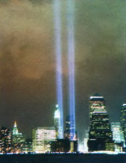 Световой мемориал Tribute in Light в Нью-Йорке на месте Международного торгового центра