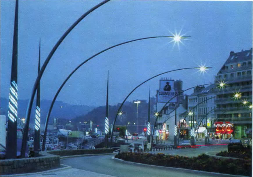 Светильники уличного освещения в Шербурге. Светодизайнер Я. Керсале, 1994