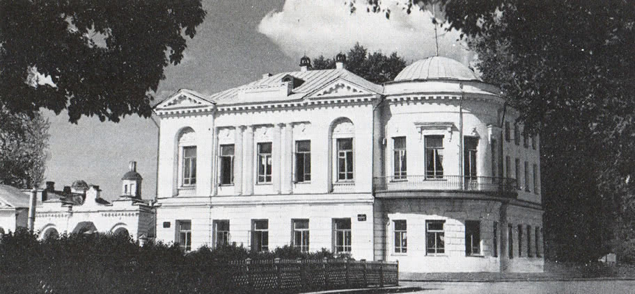 Жилой дом середины XIX в. на углу Советского проспекта и ул. Красноармейской