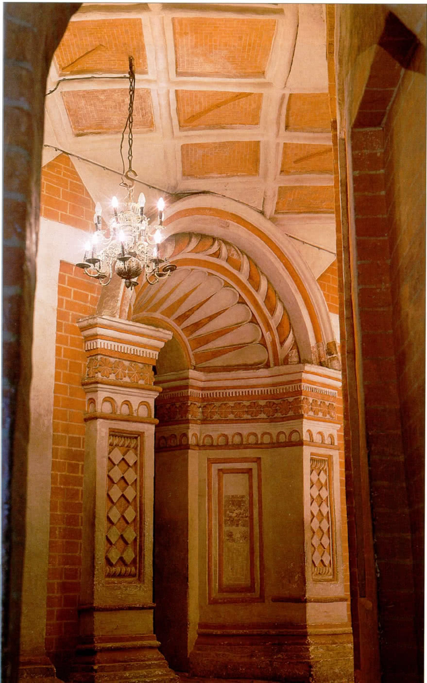 Внутренняя галерея между центральным храмом и западным приделом