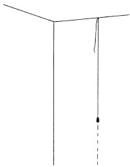 Рис. 27. Пробивка (провешивание) вертикальной линии с помощью отвеса